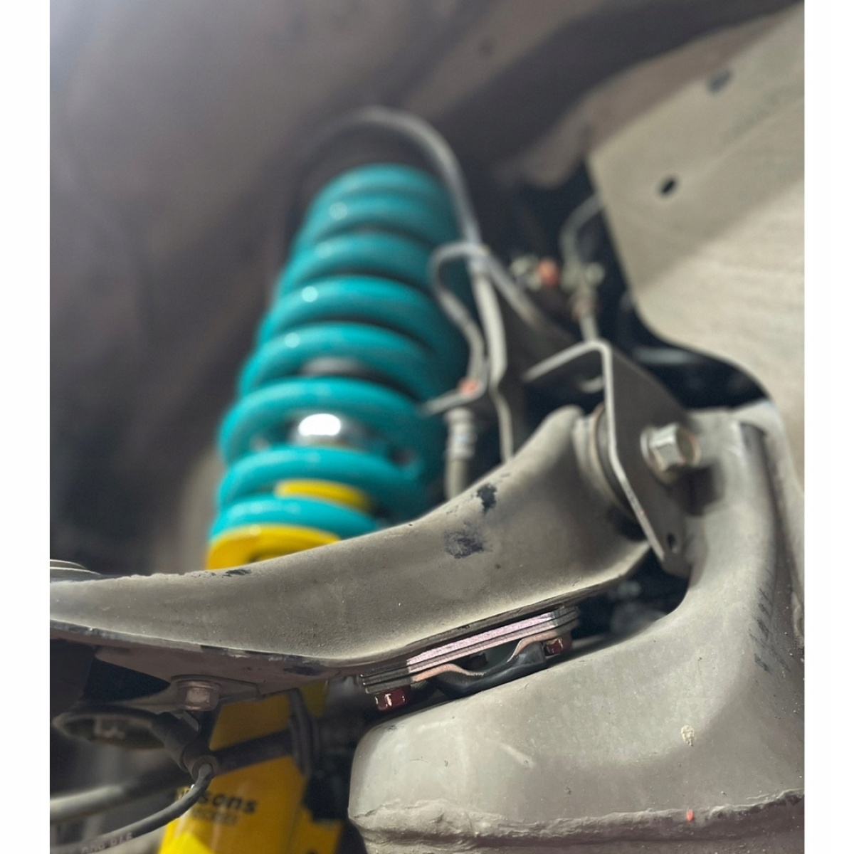 ODBÓJ GUMOWY (KOMPLET) PRZEDNIEGO GÓRNEGO WAHACZA MITSUBISHI PAJERO L200 - obrazek 2